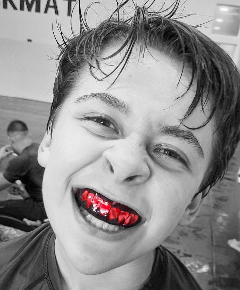 Chrome Red Fangs (Black)